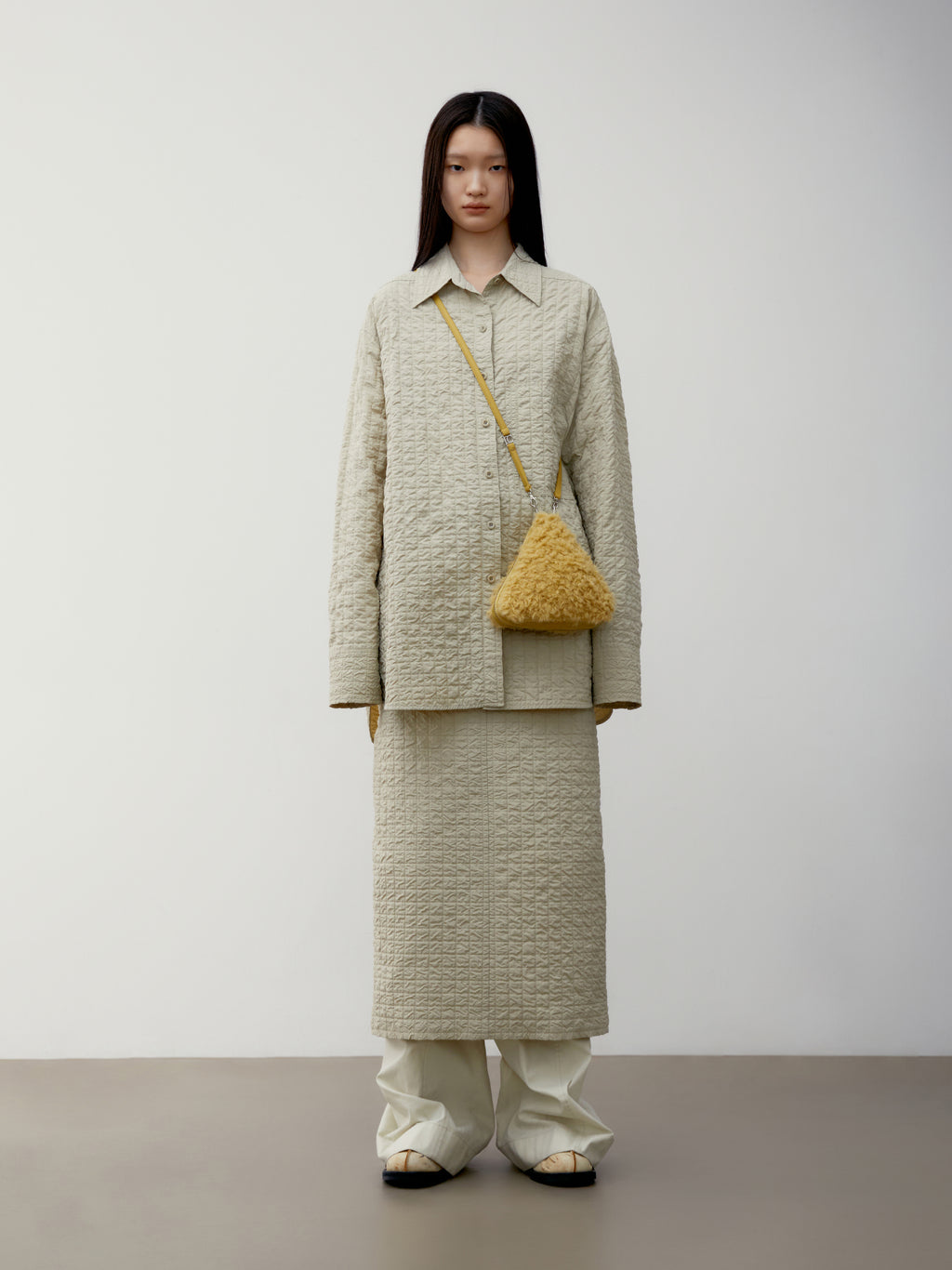 [low_classic] FUR TRIANGLE POP-UP BAG
YELLOW