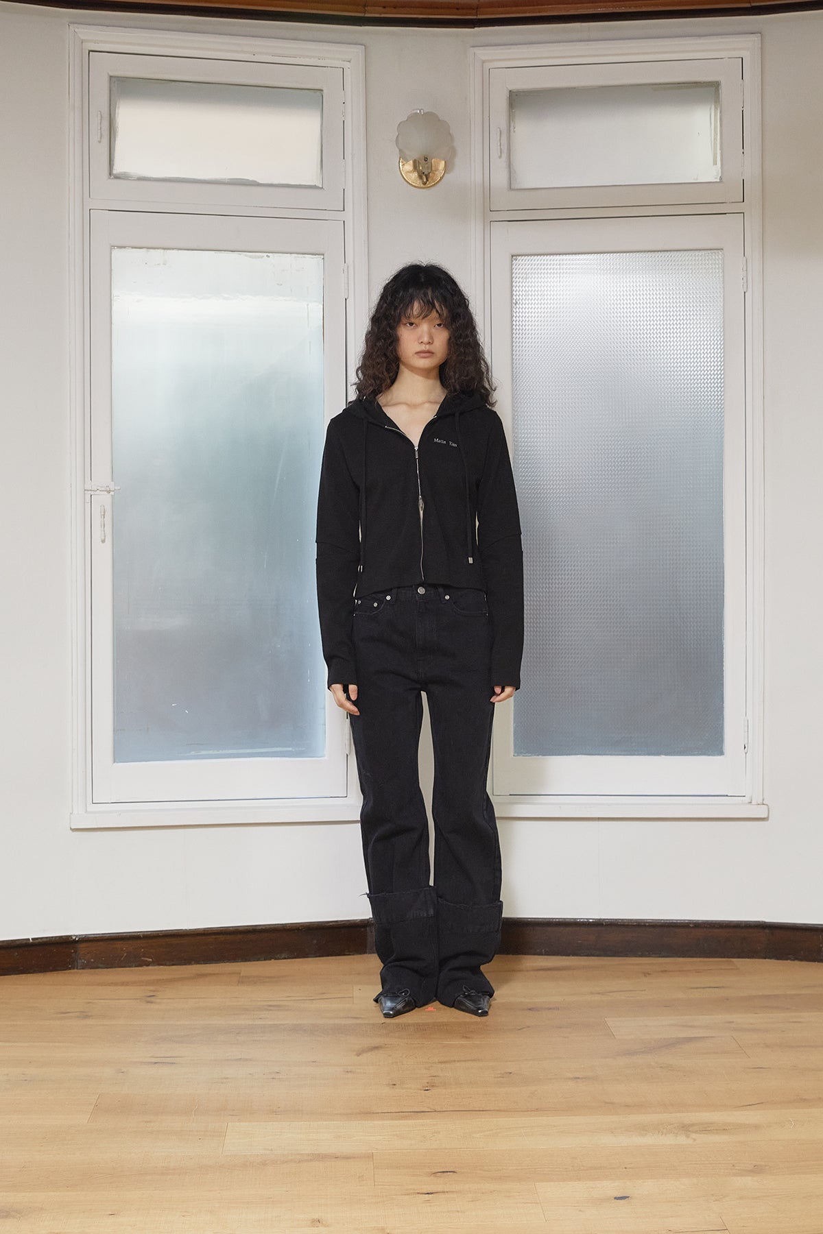 [matinkim] SLEEVE SLIT POINT HOODY ZIP UP IN BLACK