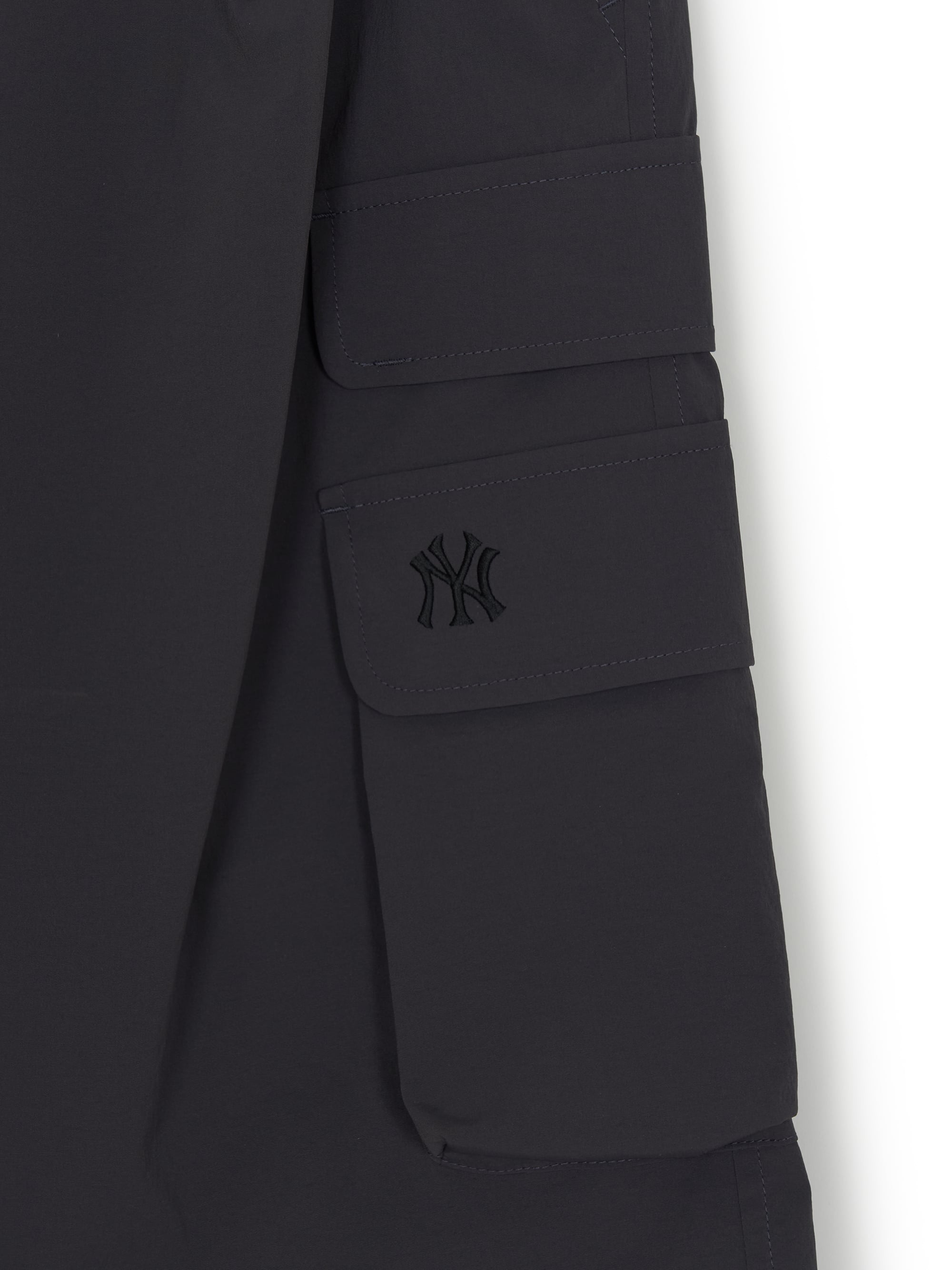 MLB Korea Gorpcore Woven Multi Cargo 9in Shorts