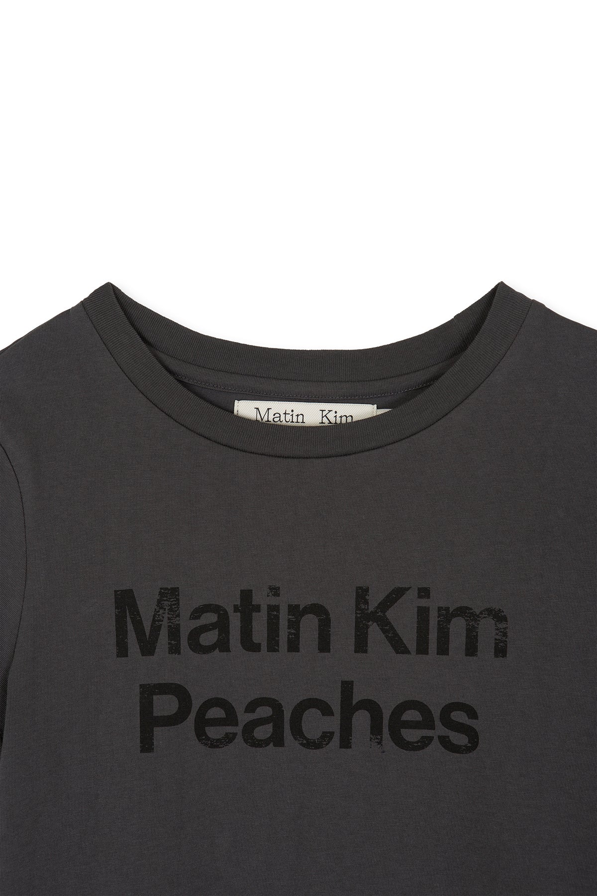 [matinkim] PEACHES LOGO GRAPHIC CROP TOP IN CHARCOAL