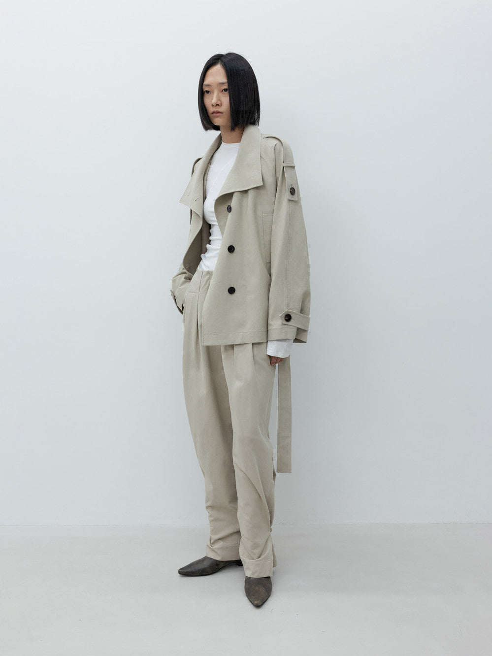Low Classic Low-Waisted Washed Cotton Half Jacket Beige