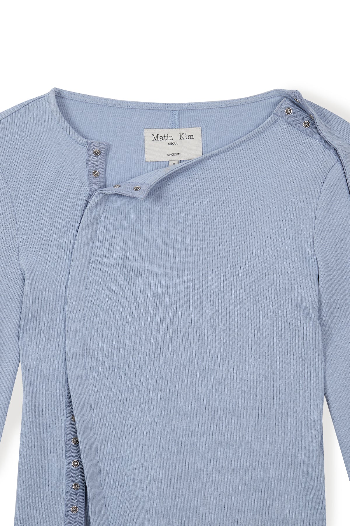 [matinkim] SNAP DETAIL SLIM TOP IN LIGHT BLUE