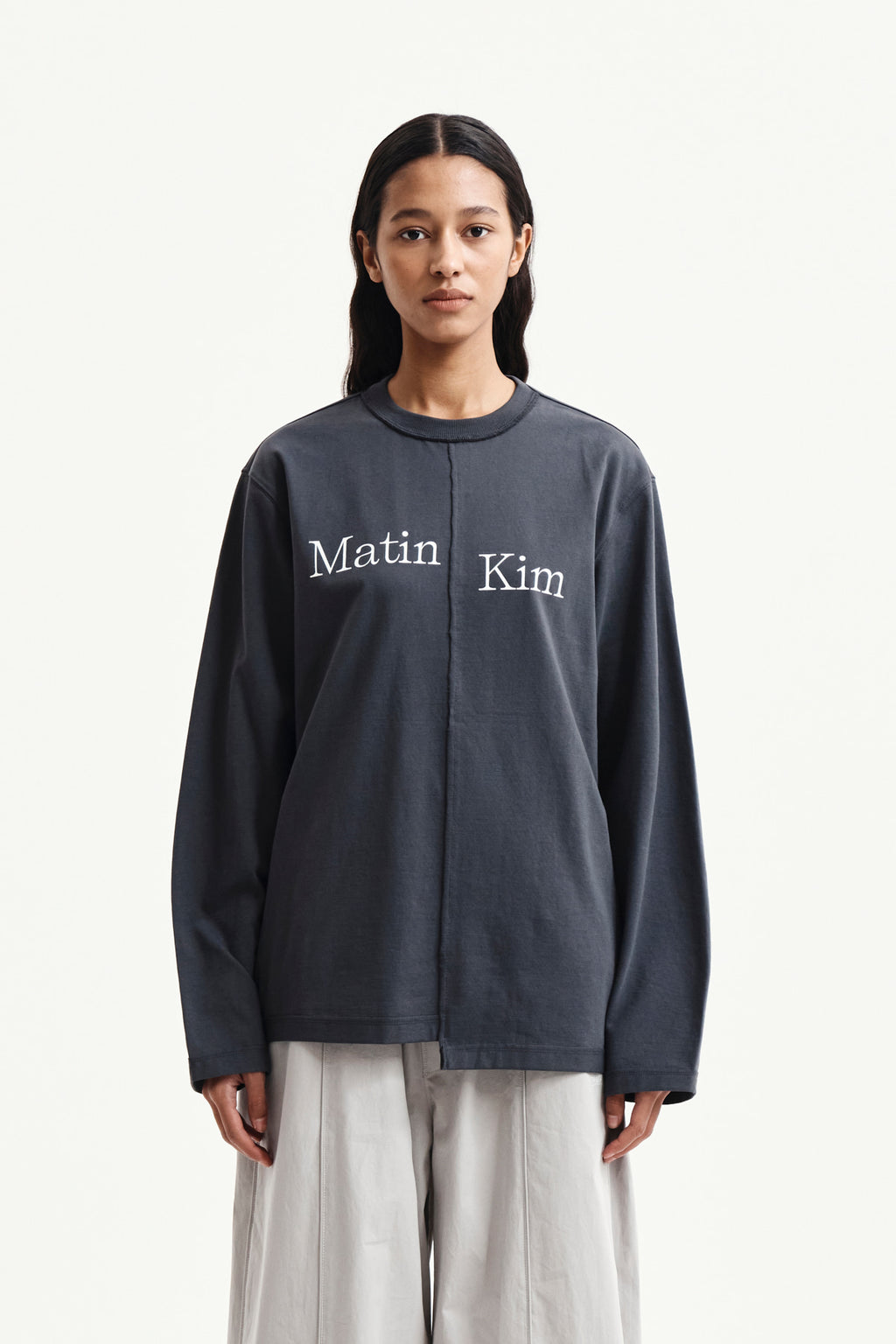[matinkim] Asymmetric Logo Top IN Charcoal