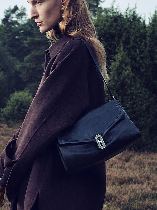 [vunque] Occam Doux Shoulder L (오캄 두 숄더 라지) Black

Soft and Chic Shoulder Bag in Large Size