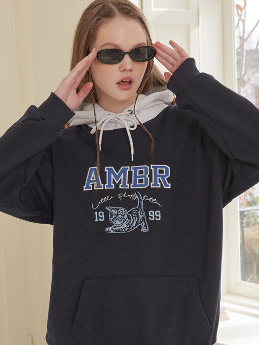 [ambler] Little cat Over fit Hoodie AHP914 (navy)