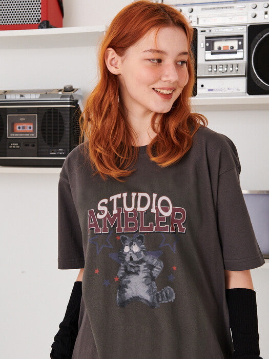 [ambler] A playful cat Over fit T-Shirts AS1008 (Dark Gray)