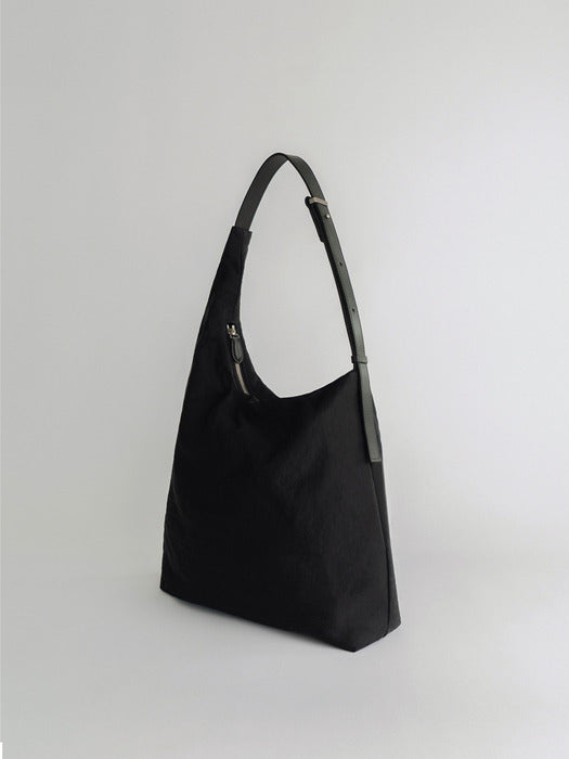 [moia] curved pillow bag (black)