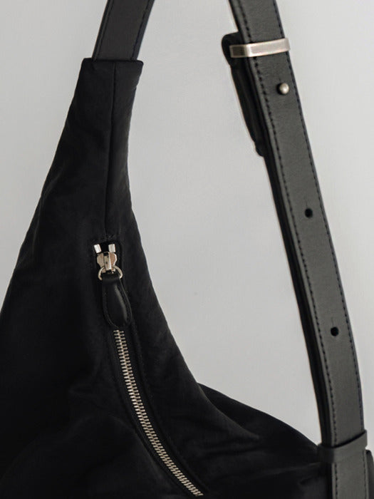 [moia] curved pillow bag (black)