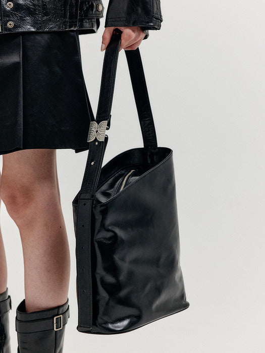 Eenk Halog Asymmetric Shoulder Bag - Black
