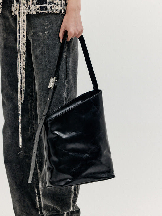 Eenk Halog Asymmetric Shoulder Bag - Black