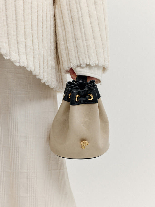 [EENK] Heam Drawstring Mini Bag - Beige/Black