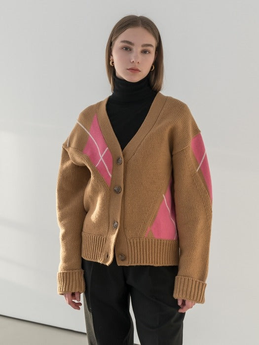 [TILLIDIE] Colorblock argyle wool cardigan in beige n pink_