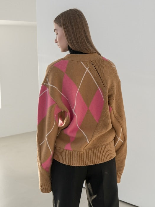 [TILLIDIE] Colorblock argyle wool cardigan in beige n pink_