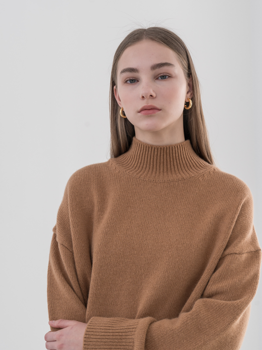 [TILLIDIE] Wool drop shoulder turtle neck sweater in caramel brown_