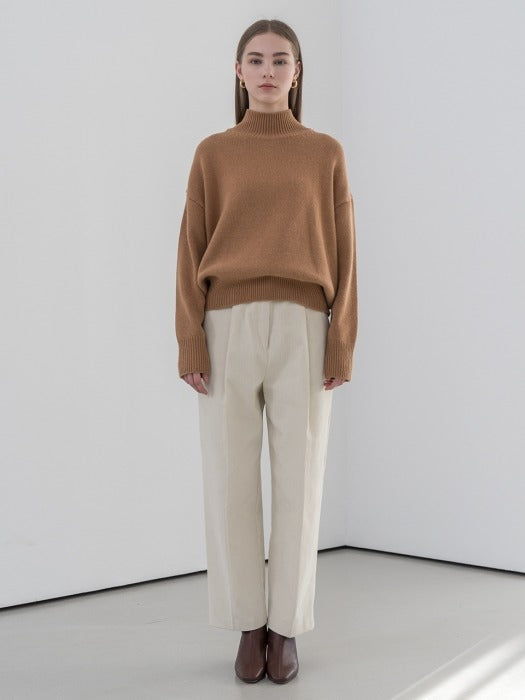 [TILLIDIE] Wool drop shoulder turtle neck sweater in caramel brown_