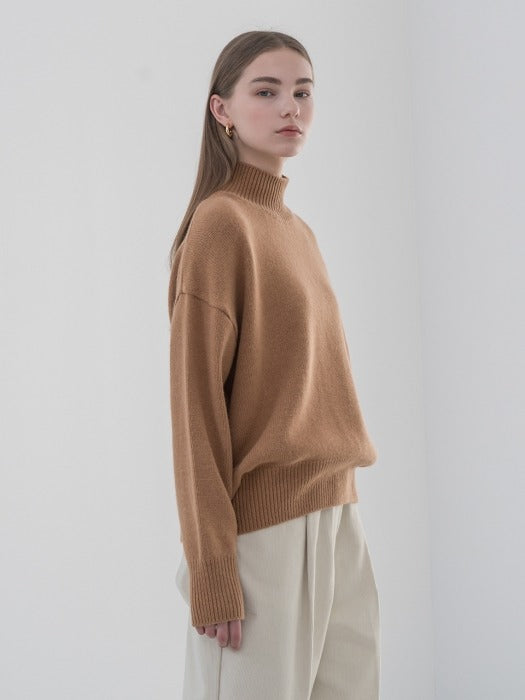 [TILLIDIE] Wool drop shoulder turtle neck sweater in caramel brown_