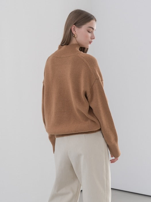 [TILLIDIE] Wool drop shoulder turtle neck sweater in caramel brown_