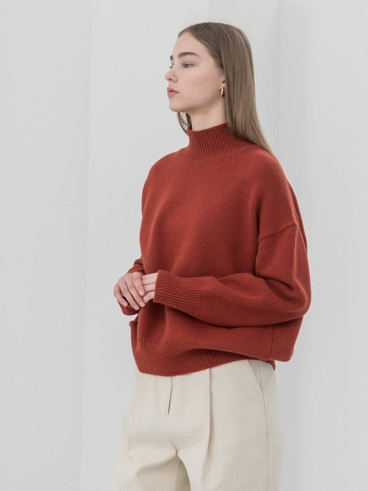 [TILLIDIE] Wool drop shoulder turtle neck sweater in wine_