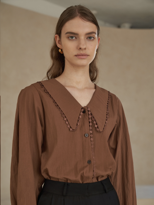 [TILLIDIE] Lace collar blouse in brown_