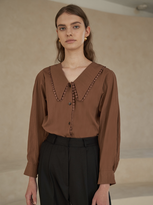 [TILLIDIE] Lace collar blouse in brown_