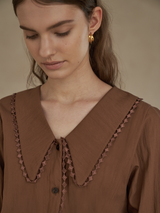 [TILLIDIE] Lace collar blouse in brown_