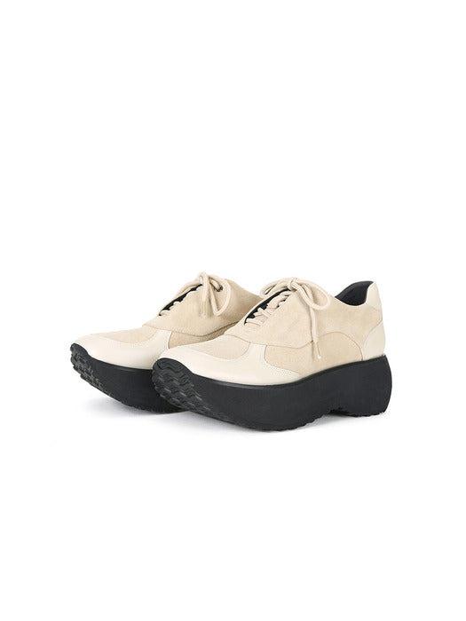 Shoes in beige - Premium quality product image