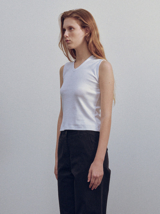 [nothing written] 90s v-neck sleeveless top (White)