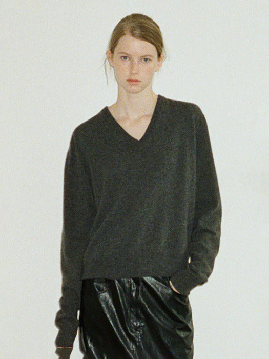 Essential V-Neck Knit_charcoal