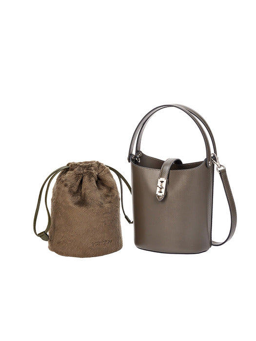 [vunque] Perfec Drawstring Fur Pouch (퍼펙 드로우 스트링 퍼 파우치) Punky Khaki