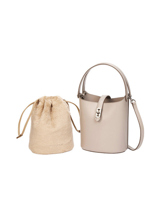 [vunque] Perfec Drawstring Fur Pouch (퍼펙 드로우 스트링 퍼 파우치) Beige