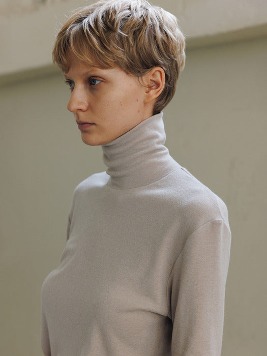 soft turtleneck (beige)