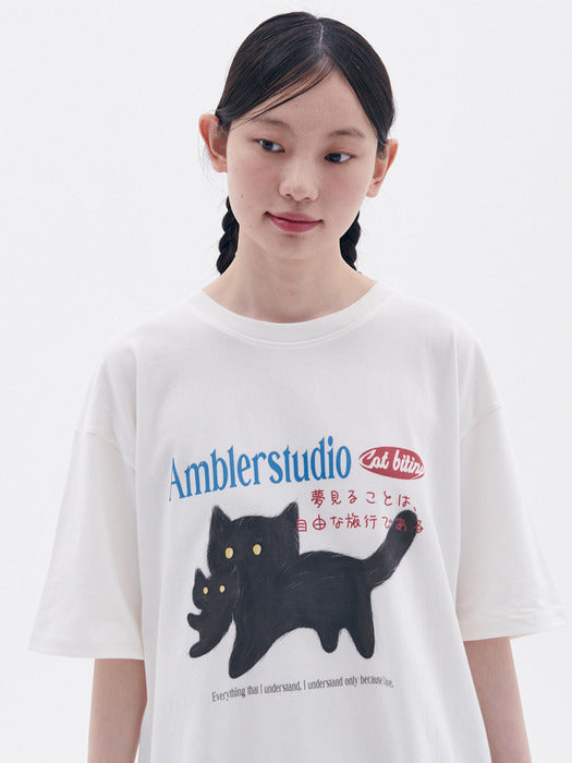 [ambler] Cat biting T-Shirts AS1206 (Ivory)