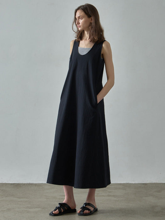 [facade pattern] U-Neck Sleeveless Dress in Black