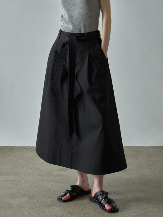 Facade Pattern Belted One-Tuck Skirt black