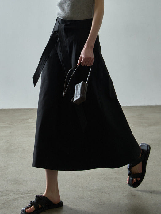 Facade Pattern Belted One-Tuck Skirt black