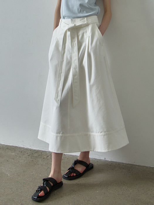 Facade Pattern Belted One-Tuck Skirt white