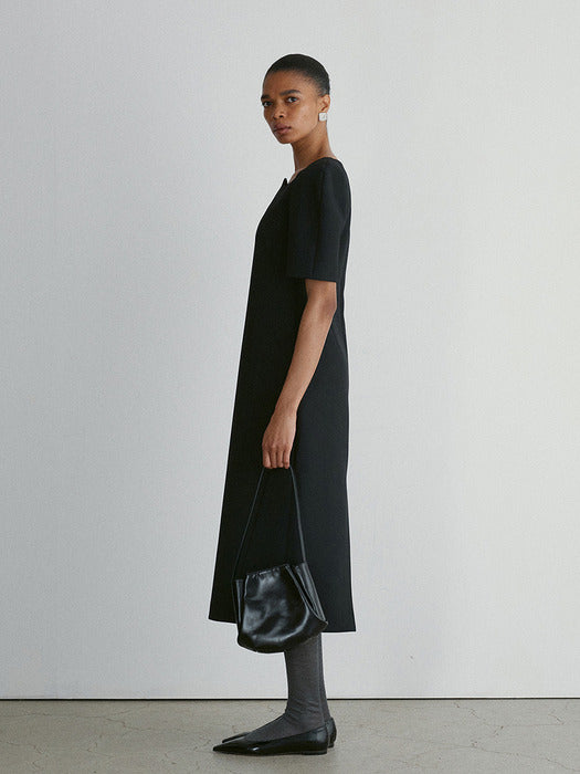 [recto] RC CURVED NECK STRUCTURED DRESS (BLACK)