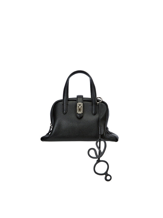 [vunque] VQ Silhouette Charm (VQ 실루엣 참) Black

Accentuate your curves with the VQ Silhouette Charm, a sleek and sophisticated black bodysuit designed to flatter your figure.