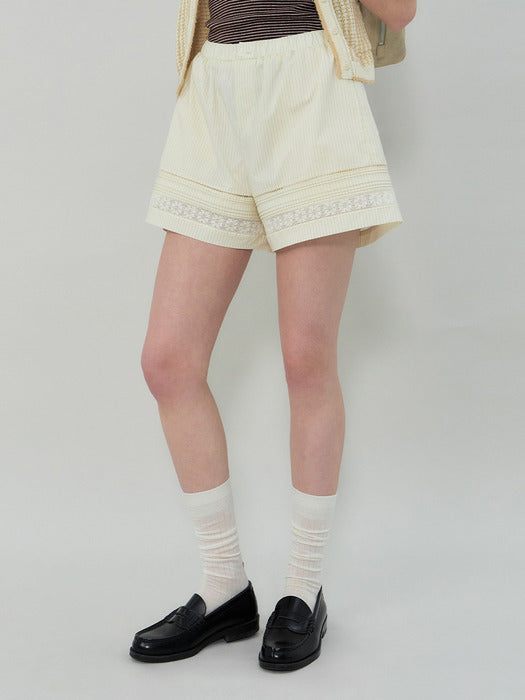 Grove 25Ss Ellis Lace Shorts (Cream)
