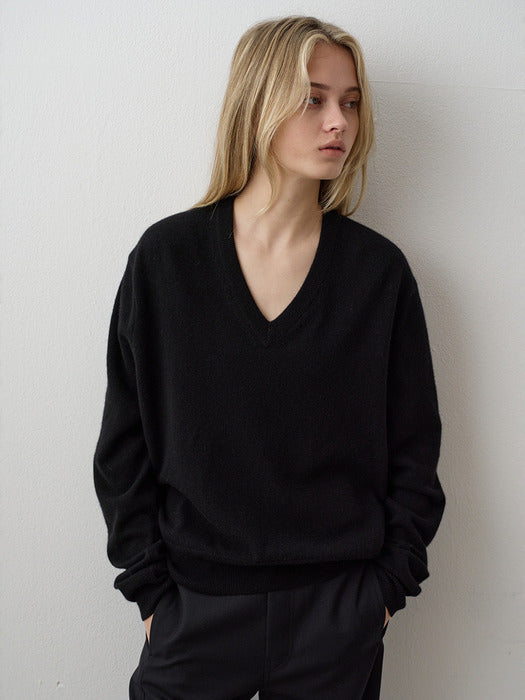 Essential V-Neck Knit - Black