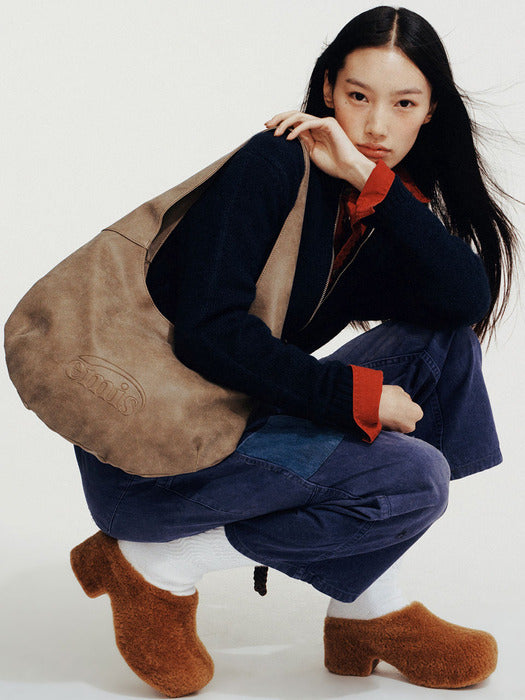 [emis] LOGO EMBOSSED SHOULDER BAG-BROWN