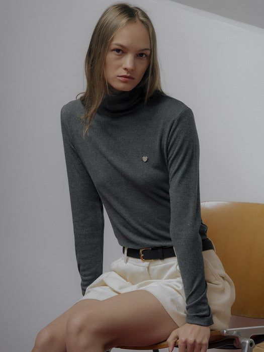 [TILLIDIE] Ribbed heart logo point turtle neck TIWT01LT10_Charcoal