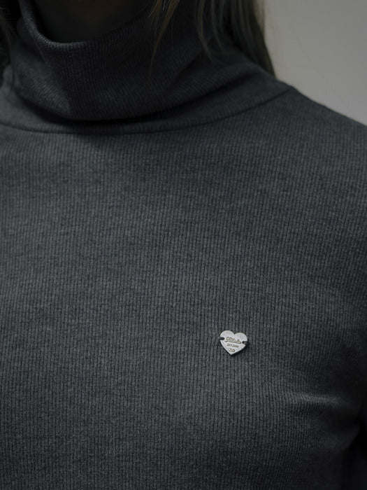 [TILLIDIE] Ribbed heart logo point turtle neck TIWT01LT10_Charcoal