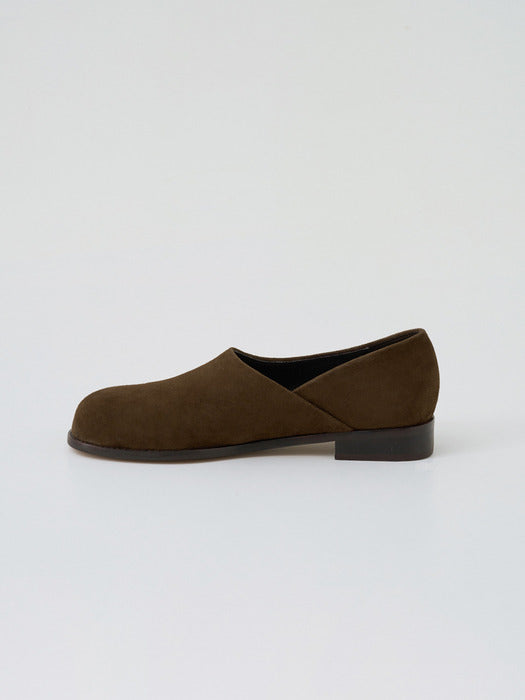 pebble loafer (brown suede)