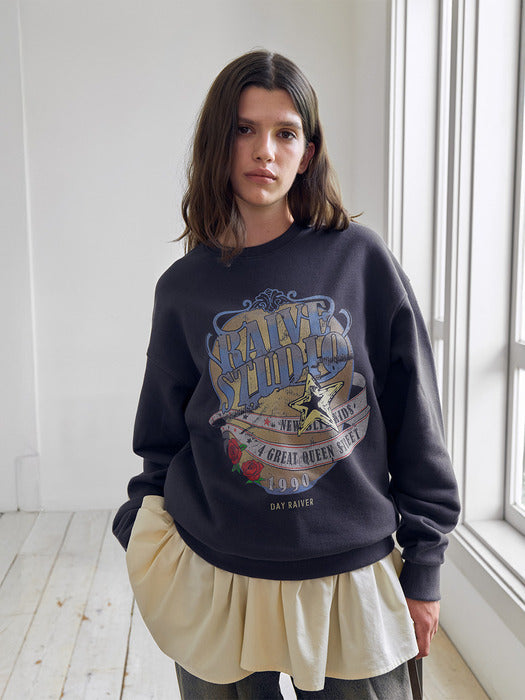 [raive] Crown Raive Graphic Sweatshirt in Charcoal VW5AE144-9E
