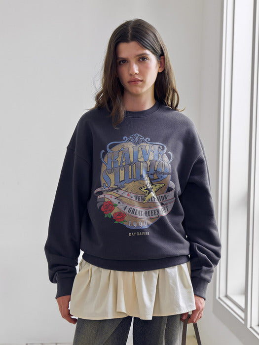 [raive] Crown Raive Graphic Sweatshirt in Charcoal VW5AE144-9E
