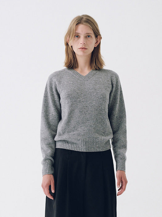 [nothing written] Marsh V-Neck Pullover (Gray)