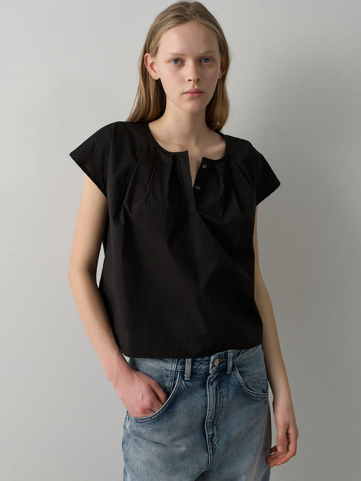 Facade Pattern Cotton Round Neck Tuck Blouse black