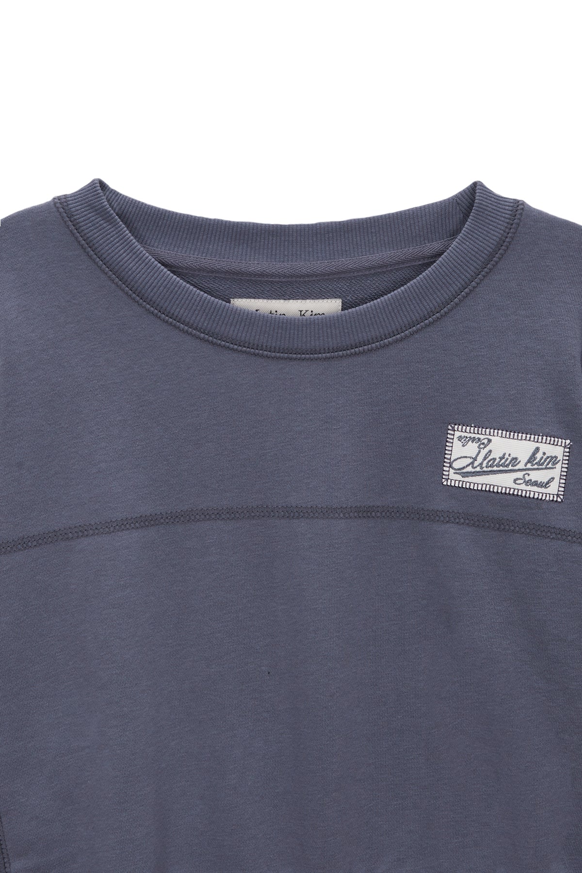 [matinkim] STITCH LABEL CROP SWEATSHIRT IN SMOKE BLUE