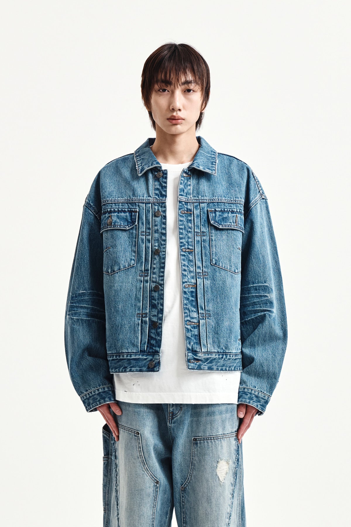 [matinkim] VINTAGE WASHED DENIM TRUCKER FOR MEN IN BLUE